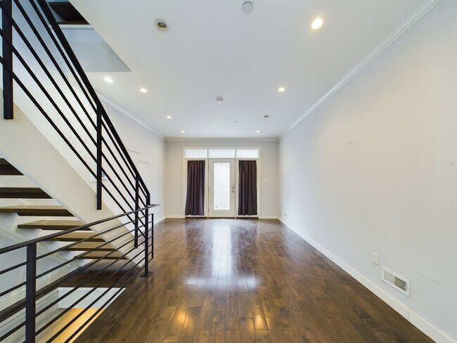 Foto del edificio - Spacious 3 Bedroom Home + Roof Deck in the...