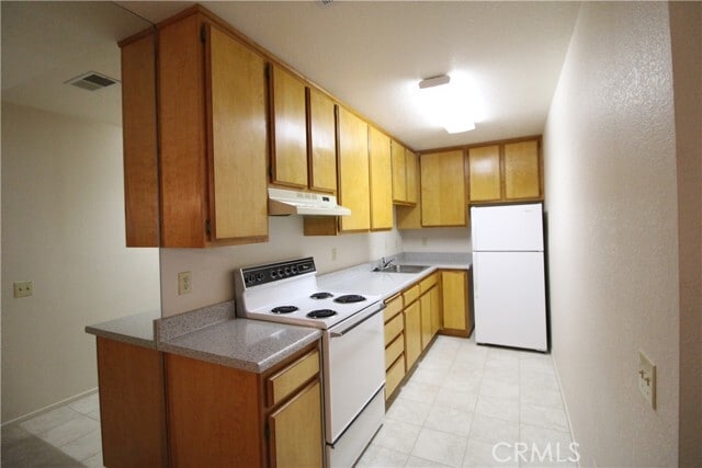 Building Photo - 2800 Los Felices Cir E