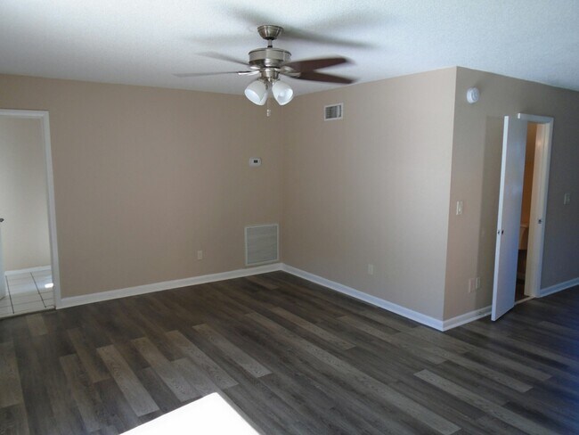 Foto del edificio - 733 Laurel Bay Cir