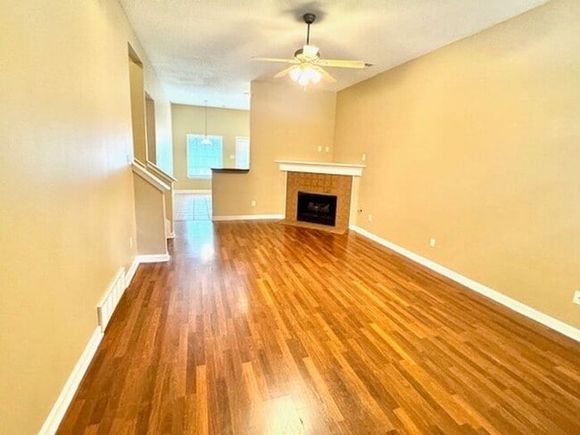 Building Photo - Spacious 3 Bedroom 2.5 Bath Home With Gara...