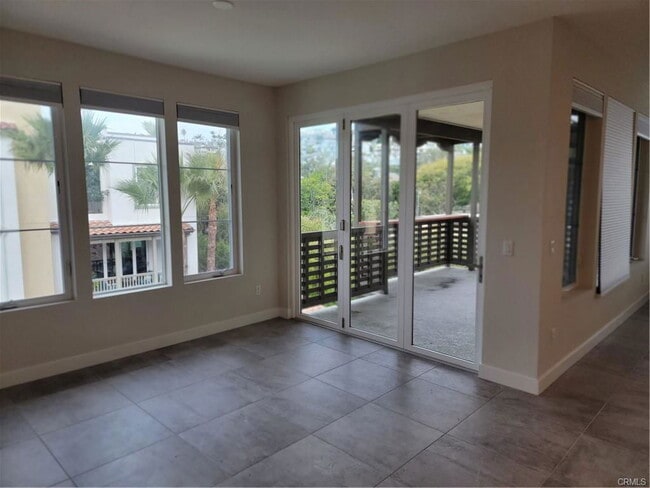 Building Photo - 325 Doheny Way