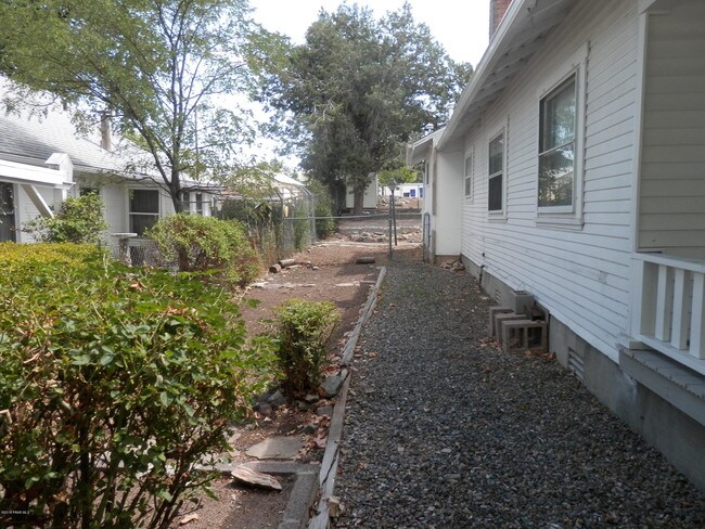 Building Photo - 329 N Pleasant St