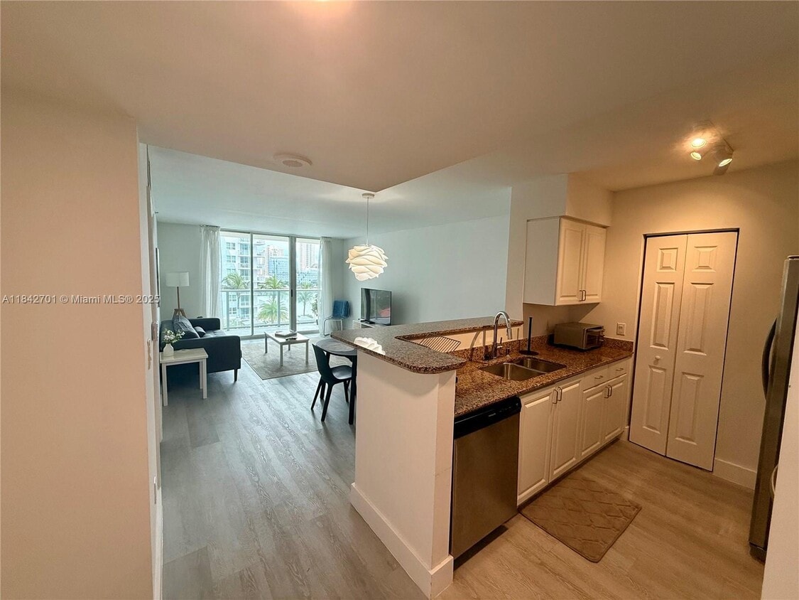 Primary Photo - 1155 Brickell Bay Dr