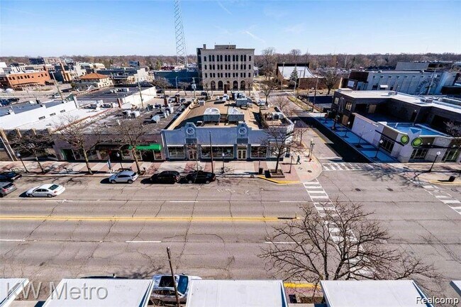 Building Photo - 100 W 5th St