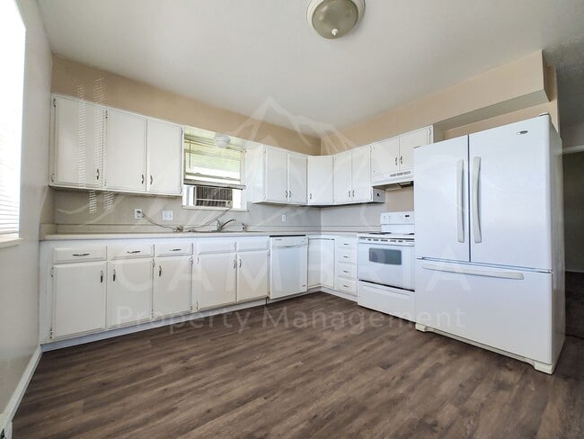 Building Photo - 4 Bedroom Duplex Available in Pleasant Grove