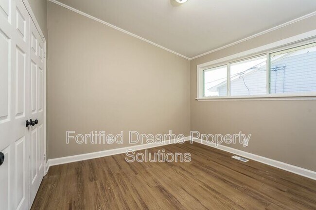 Foto del edificio - 509 Saunders Pl