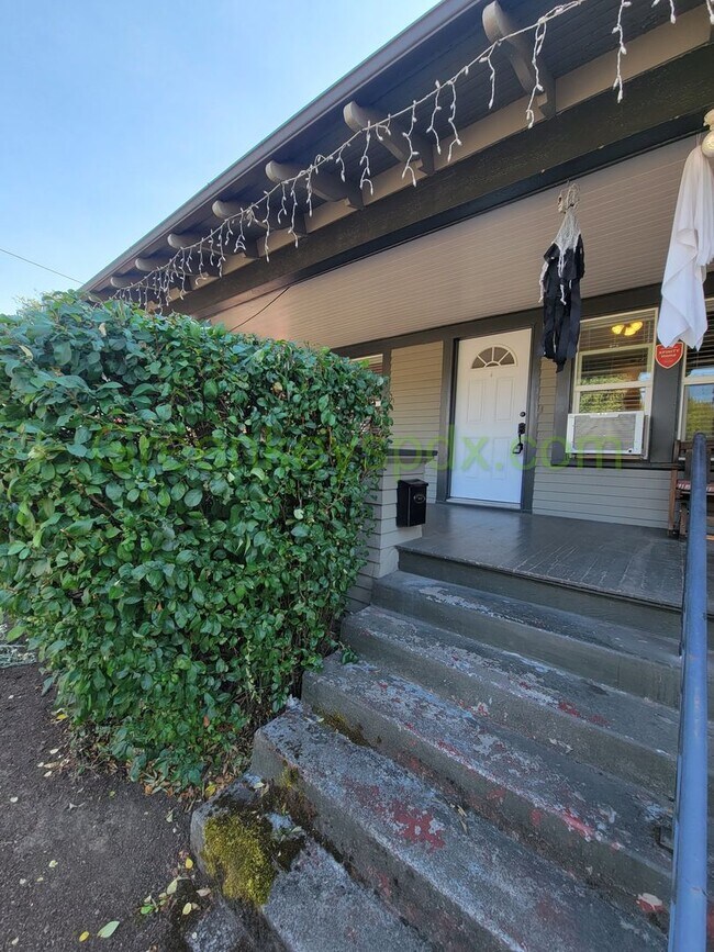 Building Photo - Amazing 1-Bedroom Unit in a Side-by-Side Duplex Near Hollywood District