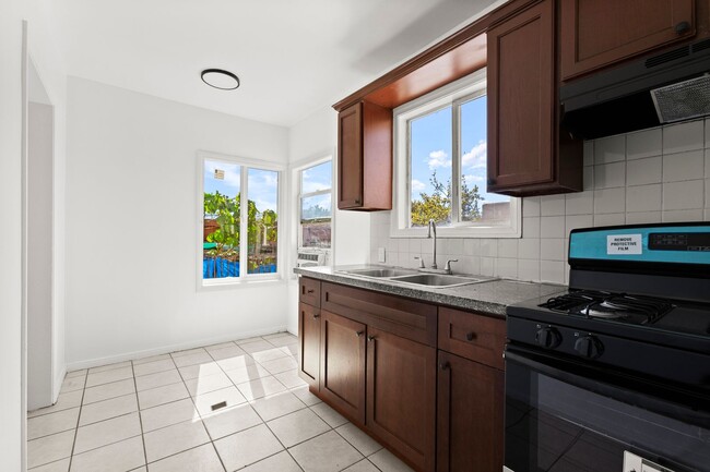 Interior Photo - 923 S Record Ave