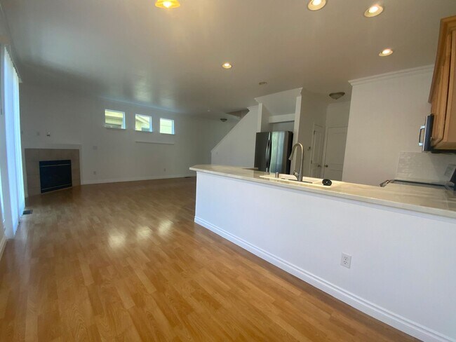 Building Photo - Newly Remodeled Puyallup Gem - Modern Comf...