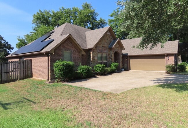 Building Photo - Lindale ISD- Gorgeous 4 Bedroom 2.5 Bathro...