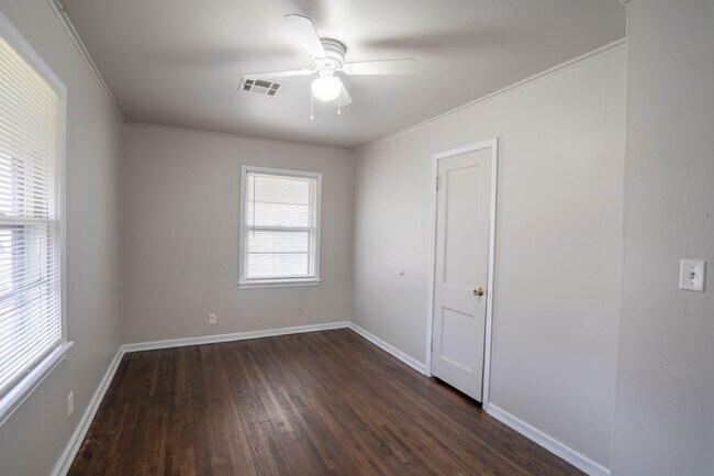 Foto del edificio - 2/1 HARDWOOD FLOORS - READY TO MOVE IN