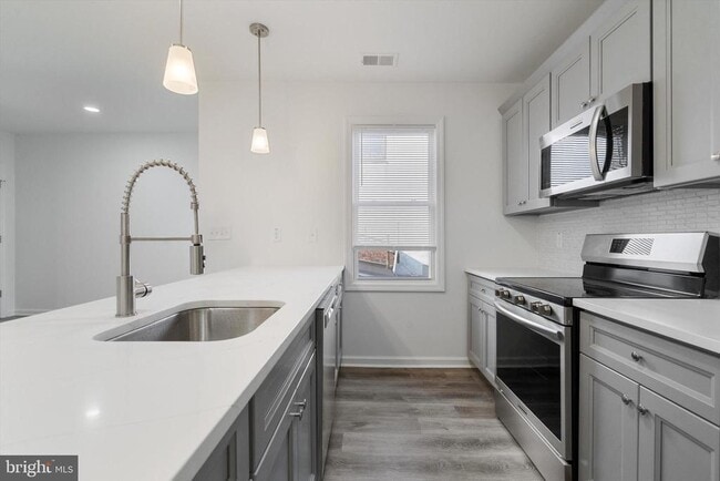 Building Photo - 146 Nassau St