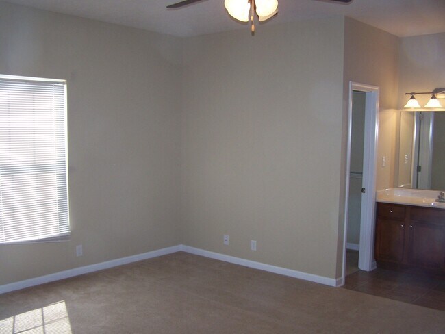 Foto del edificio - 2 bed, 2 bath, 2 car garage ranch style townhouse in N. Knoxville w/ fenced yard