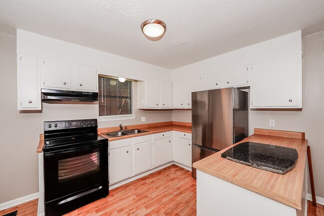 Building Photo - 356 Lakeshore Cir