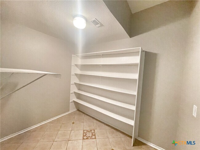 Foto del edificio - 13031 Feather Ridge Dr