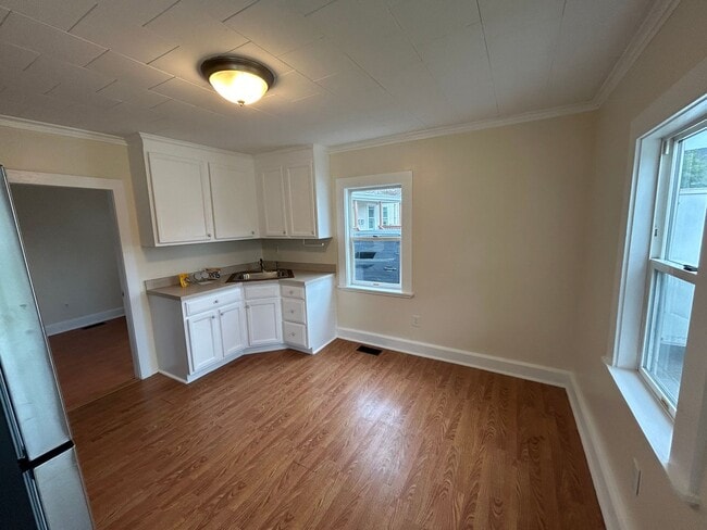 Building Photo - Newly Renovated 2 Bedroom House