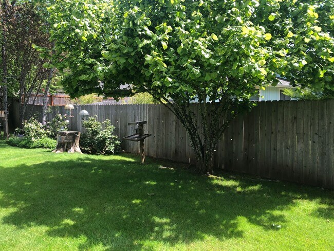 Building Photo - Spacious 3 Bedroom Home in Desirable Witha...