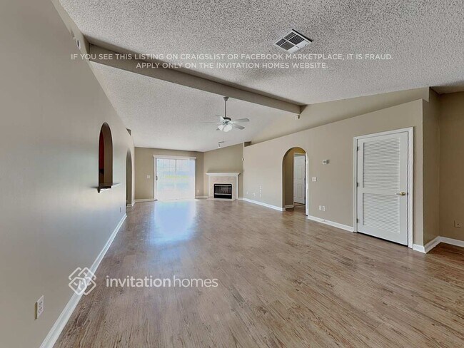 Foto del edificio - 7624 Fawn Lake Dr N