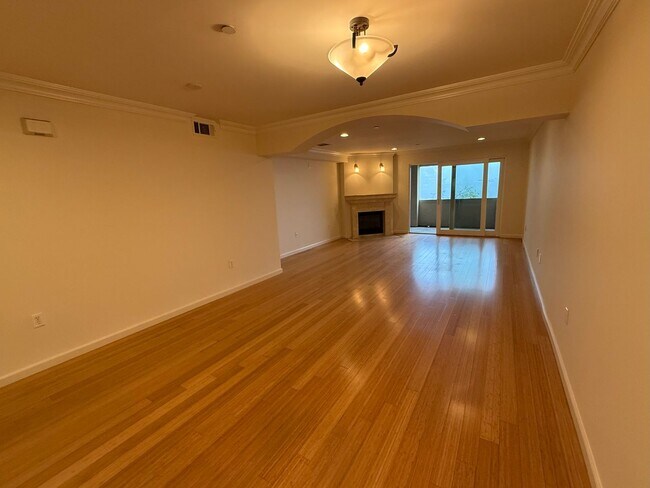 Foto del edificio - Beautiful Spacious 2 Bedroom/2 Bath Condo