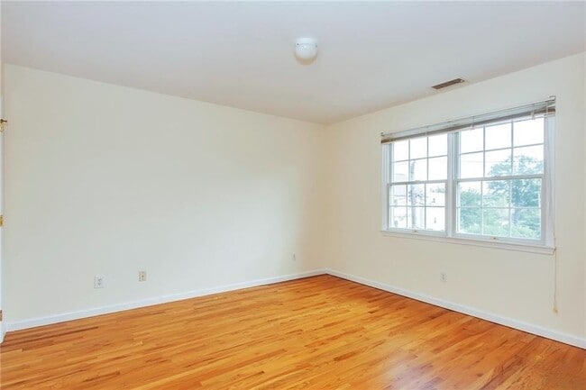 Foto del edificio - Impeccable 3 Bedroom Townhouse With Upscale Features $5500