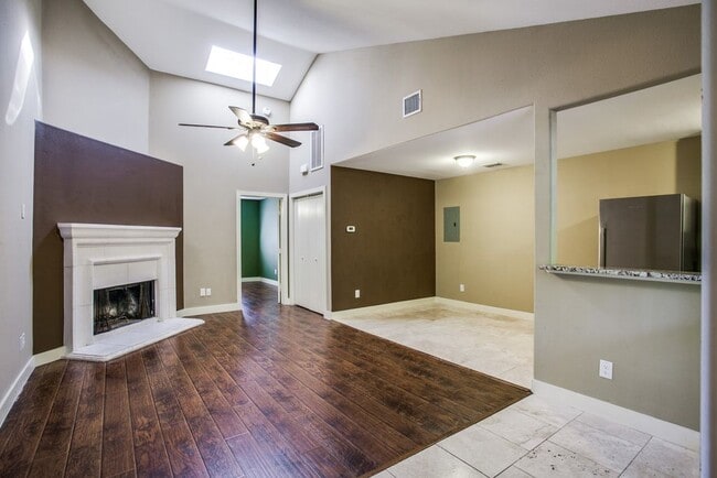 Building Photo - 6646 E Lovers Ln