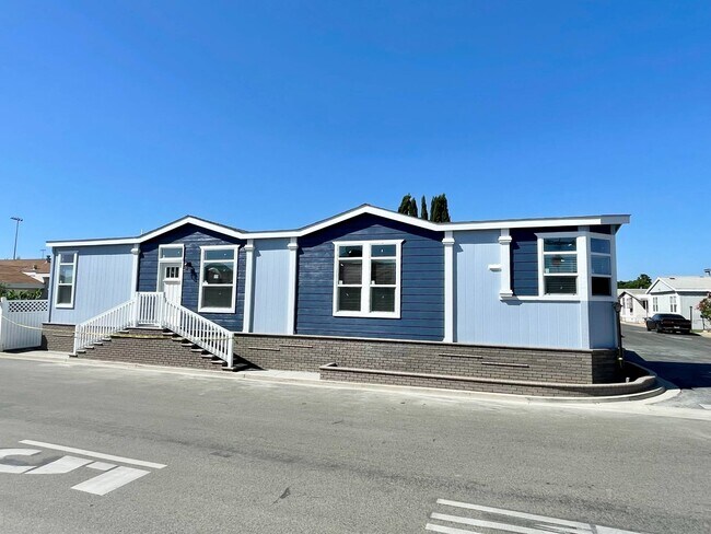 Building Photo - 10550 Western Ave