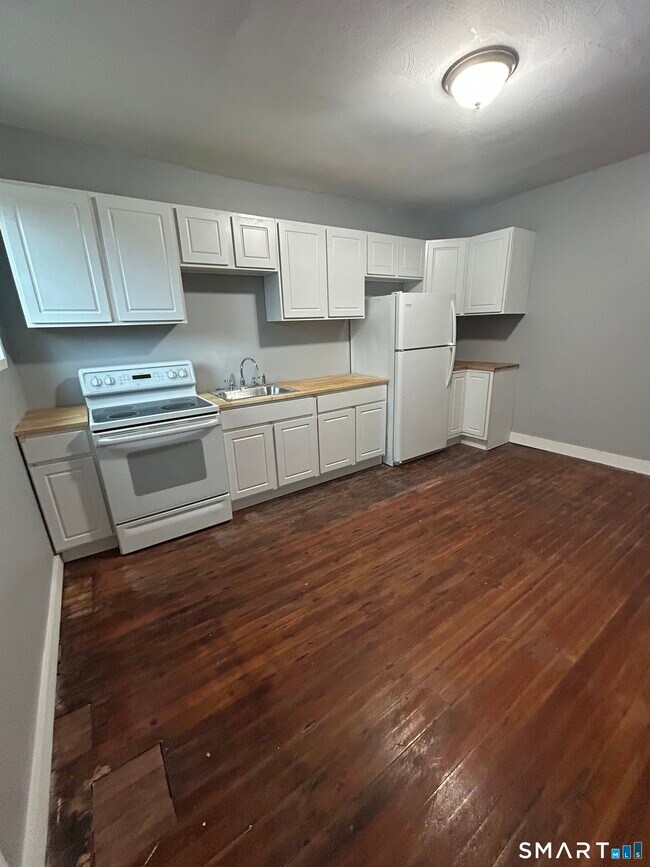 Building Photo - 162 Pinney Hill Rd