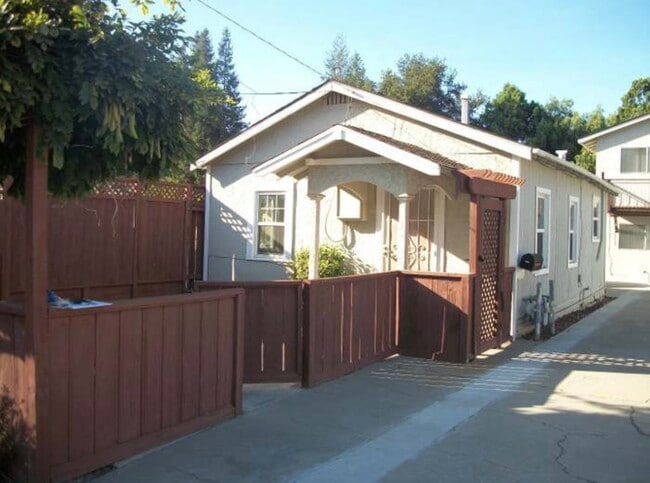 Building Photo - 867 Paula St