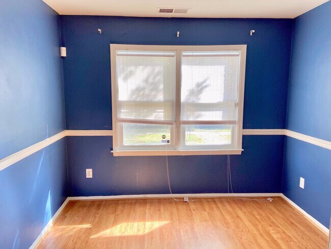 Foto del edificio - 2BD/1.5BA  Brick Townhouse  Washer/ Dryer Included!