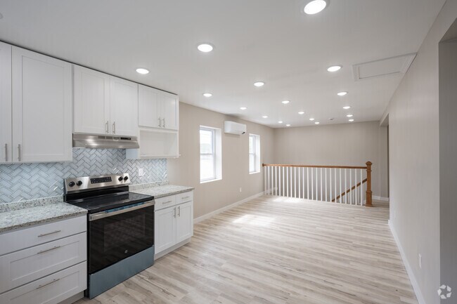 4 habitaciones, 2 baños - 1358 pies cuadrados - Cocina/sala de estar - Ivy Court Apartments