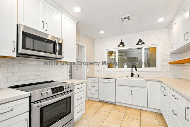 Building Photo - 5403 Oliva Ave