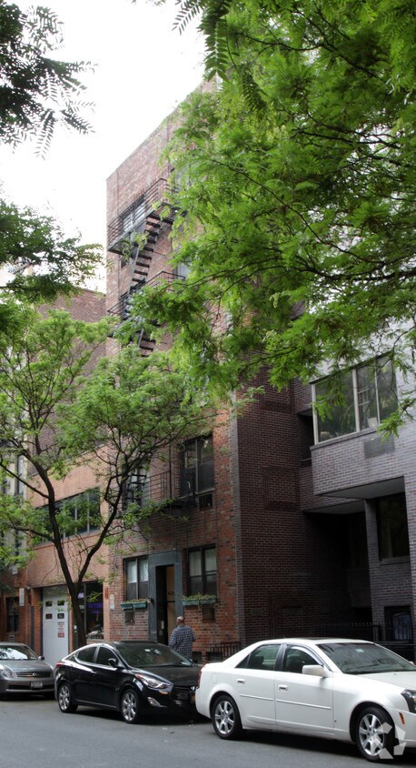 422 E 81st St. - 422 E 81st St