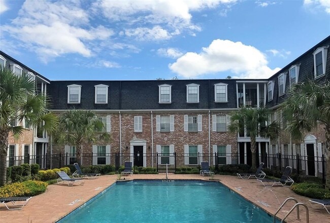 Building Photo - 357 N Post Oak Ln