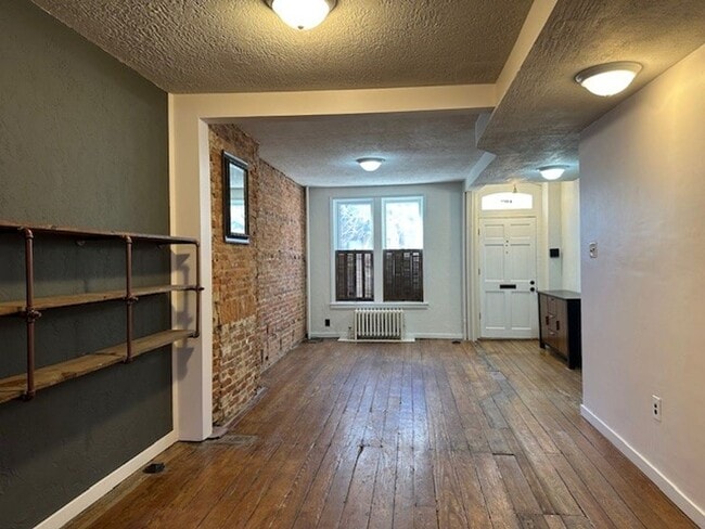 Building Photo - Welcome to this Quaint 3 Bedroom, 1 Bathro...