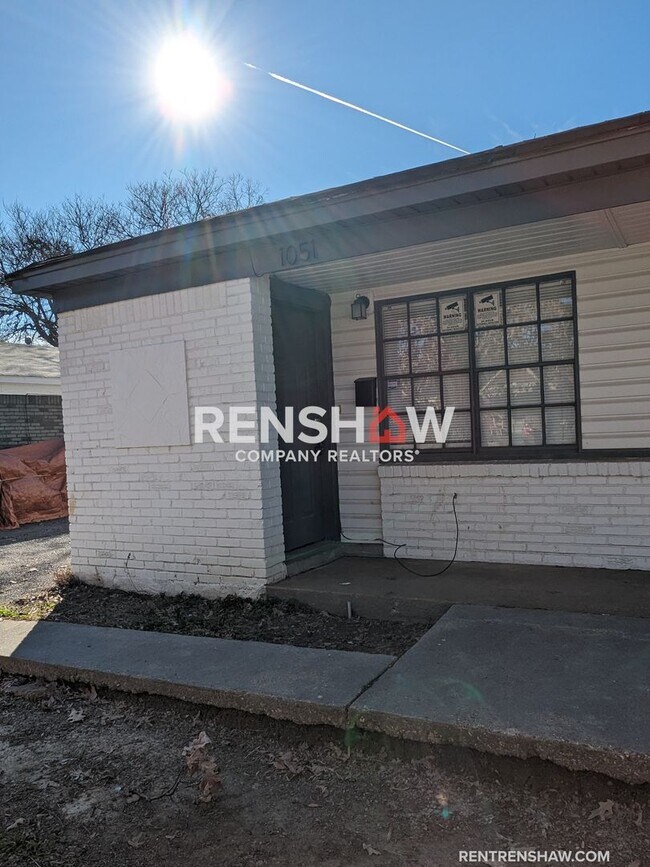 Building Photo - Modern 2 bed/1 bath DUPLEX unit Available ...