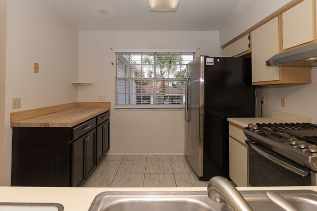 Foto del edificio - 2bedroom 2 bath townhouse with 2 car garage