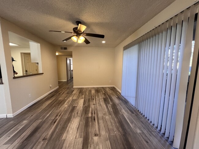 Building Photo - 302 Pleasant St