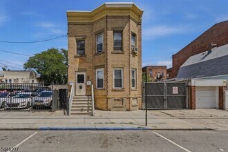 Building Photo - 489 E 22nd St