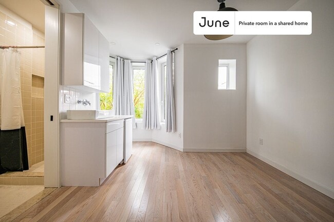 Building Photo - Room in Shared 4 bed/4 bath home