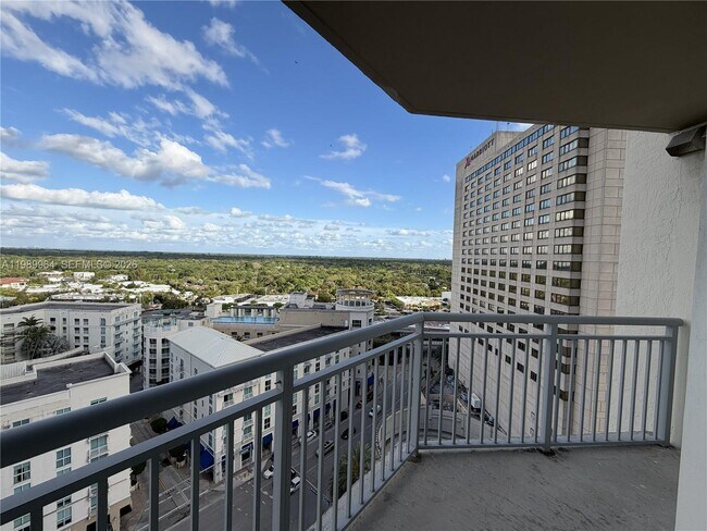 Foto del edificio - 9055 SW 73rd Ct