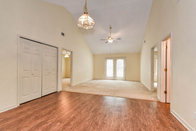 Foto del edificio - 3 Bedroom, 2 Bath Home with Fully Fenced Y...