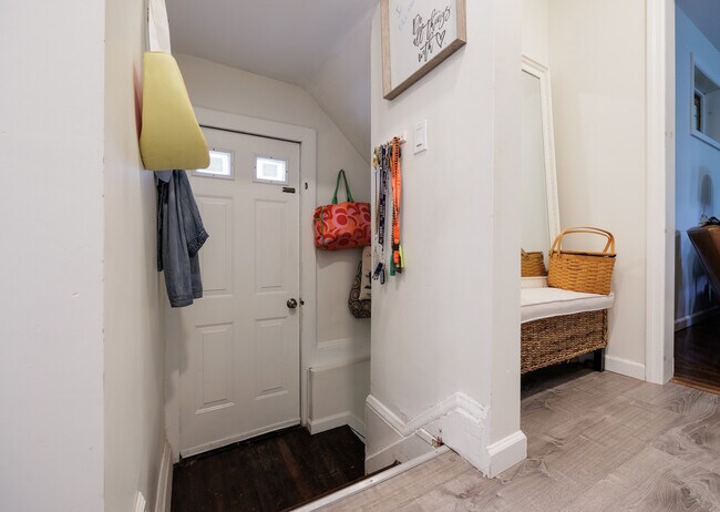 Building Photo - 16 St James St S