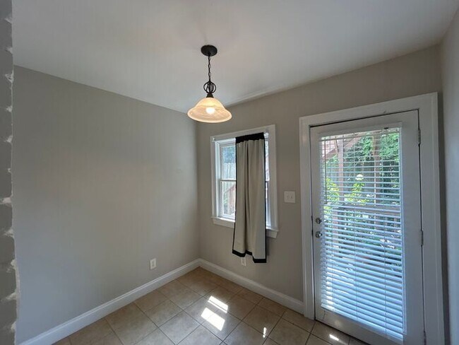 Building Photo - Cute two bedroom located in Midtown.