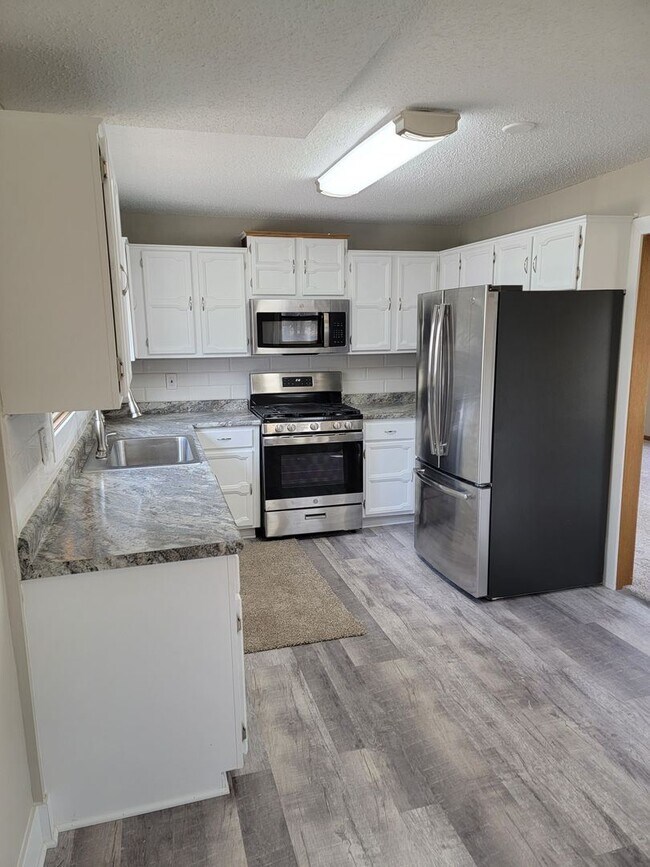 Building Photo - 3 br, 1 bath House - 6909 Lakeview Drive