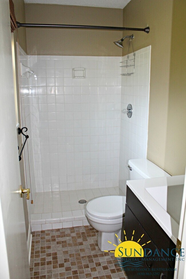 Building Photo - Lovely 3 Bedroom Home in Destin