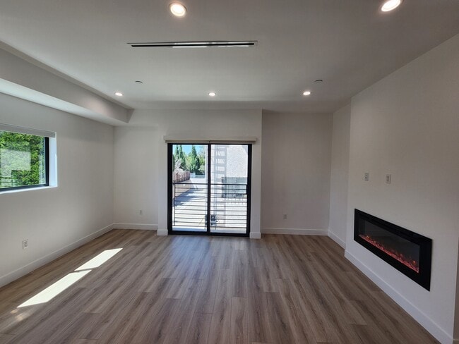 Foto del edificio - 6061 Fulton Ave