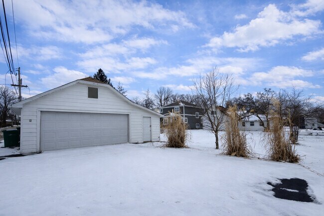 Foto del edificio - 717 Warner Ave