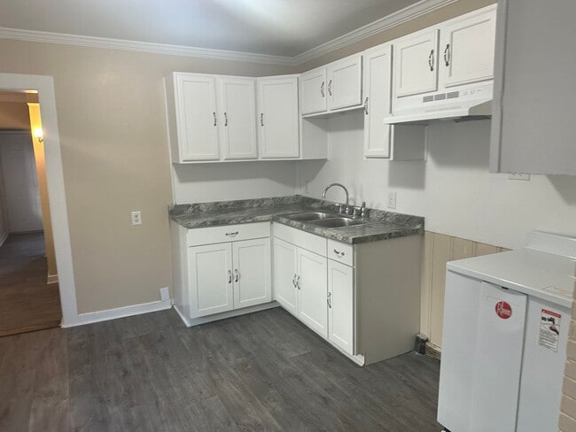 Building Photo - FOUR BEDROOM HOME WITH FENCED YARD!