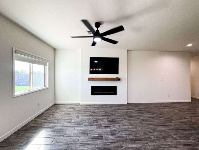 Building Photo - "Spacious 4-Bedroom, 2-Bathroom Home in Yu...