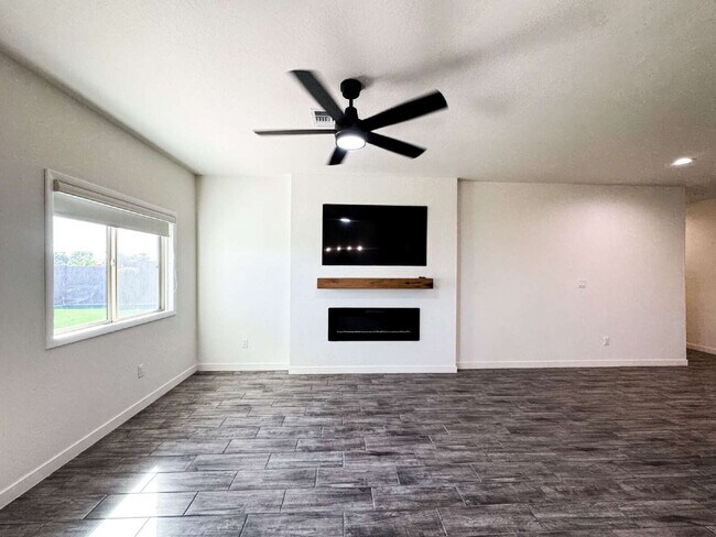 Foto del edificio - "Spacious 4-Bedroom, 2-Bathroom Home in Yu...